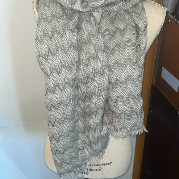 “C” Grey & White Zigzag Chevron Light  Scarf with fringe. - Picture 3 of 4